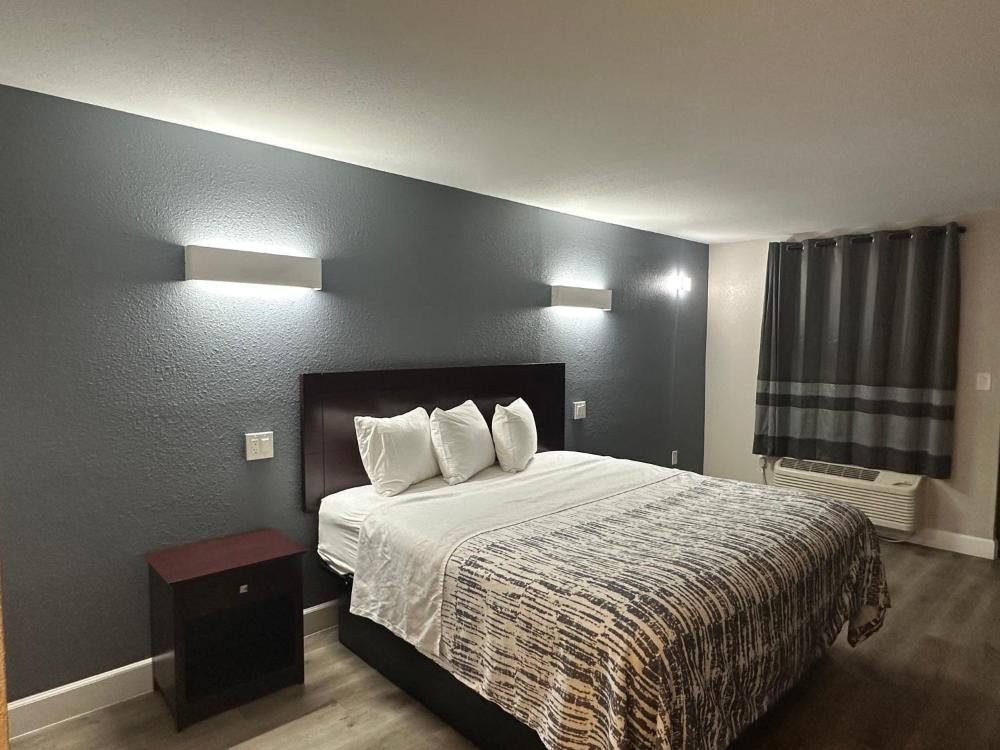 Deluxe King Room - Non-Smoking interior